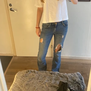 Blåa bootcut jeans  - Dessa skitsnygga jeans säljer jag då dom knappt används. Jag är 170 och de är för långa på mig☺️ skriv om du har en fråga❤️
