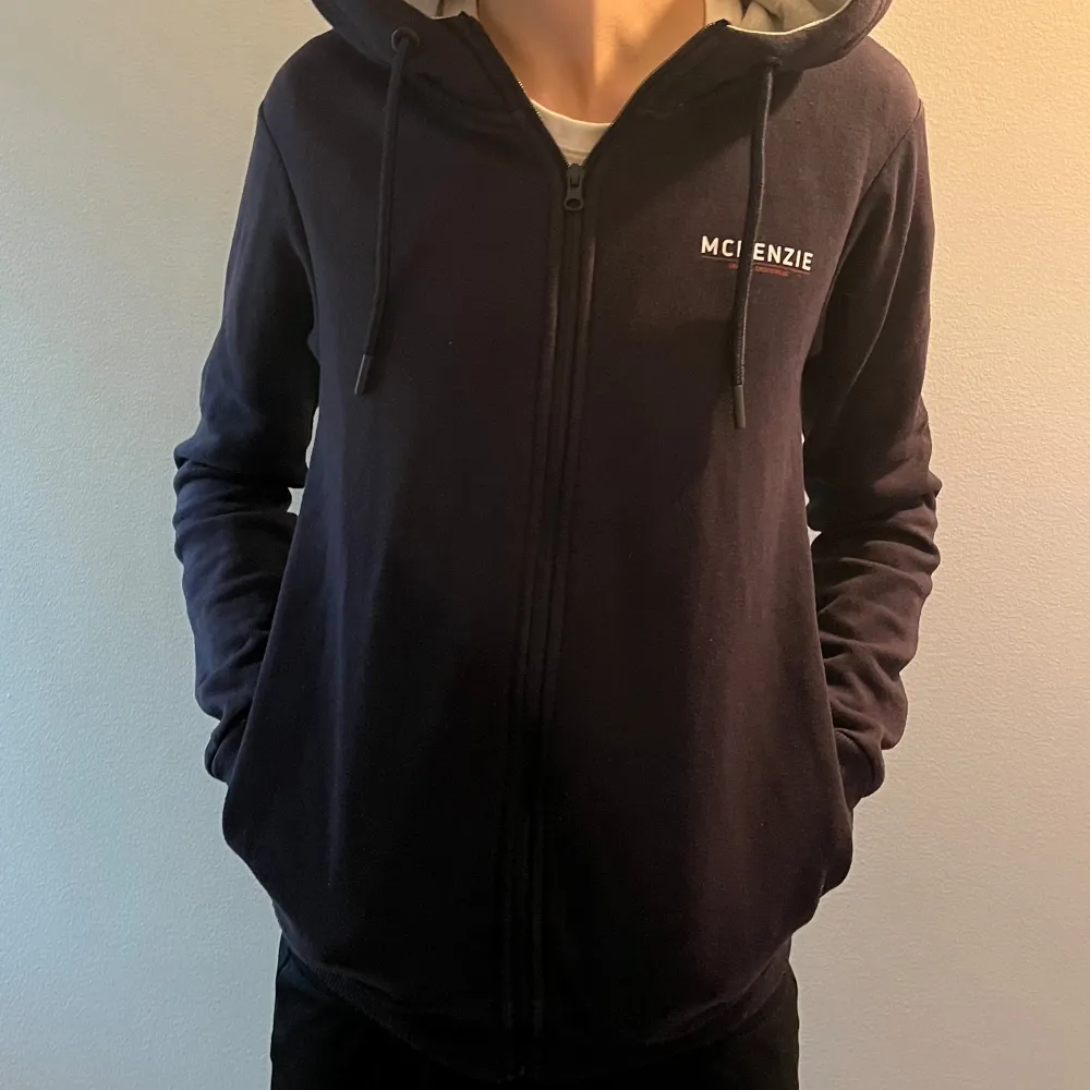 Blå zip hoodie från McKenzie. Stl S. Materialet är bomull och polyester. Skick 7/10. Pyttelite noppig men ingenting är trasigt. . Hoodies.