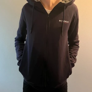 McKenzie zip hoodie stl S - Blå zip hoodie från McKenzie. Stl S. Materialet är bomull och polyester. Skick 7/10. Pyttelite noppig men ingenting är trasigt. 