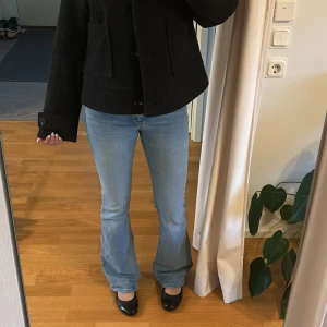 Lågmidjade jeans - ”Low boot” jeans från Lager 157 i storlek XS, full lenght. Innerbenslängd = 83 cm. Hör av er vid frågor, bilder osv🌺