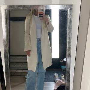 Beige/off white kappa från Zara. Super snygg tunn jacka, perfekt nu till hösten🤩🍁 Helt oanvänd i storlek XS.💕💕Bara att skicka om du undrar något!🥰