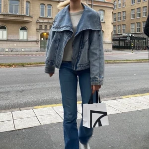 Jeansjacka från hm - En så snygg och vääääldigt eftertraktad jacka som är gammal kollektion från HM!! Sjukt ball jacka🔥