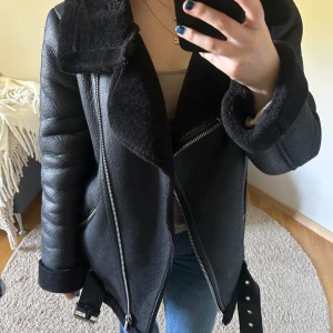Zara shearlingjacka/pilotjacka - Skit snygg shearlingjacka från zara i storlek S. Perfekt till höst/vinter. Fint skick🙌