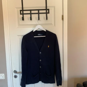 Mörkblå kofta från Polo Ralph Lauren - Säljer en snygg mörkblå kofta från Polo Ralph Lauren.  Nypris 1699 och säljer för 699 