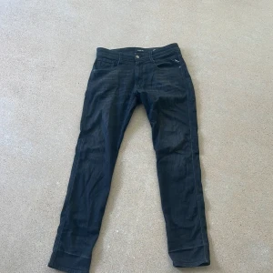 Replay anbass  - Hej! Säljer ett par Replay Anbass jeans i bra skick. Byxorna kommer inte till någon dierekt användning därav priset. Hör av dig vid fundering! Köparen står för frakt