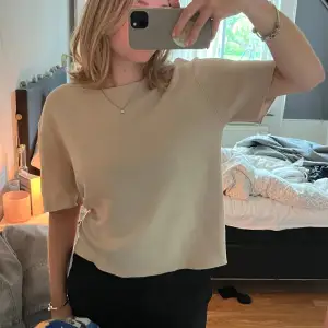 Beige topp från Zara i väldigt skönt material, den är oanvänd!