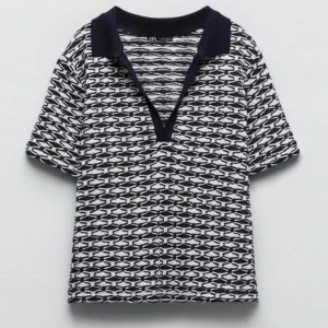 Mönstrad pikétröja från Zara - Snygg pikétröja från Zara med ett svartvitt mönster och kontrasterande svart krage. Inga defekter alls, strl L. 