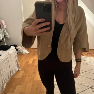 Stickat linne - Stickat svart linne från mango i storlek s