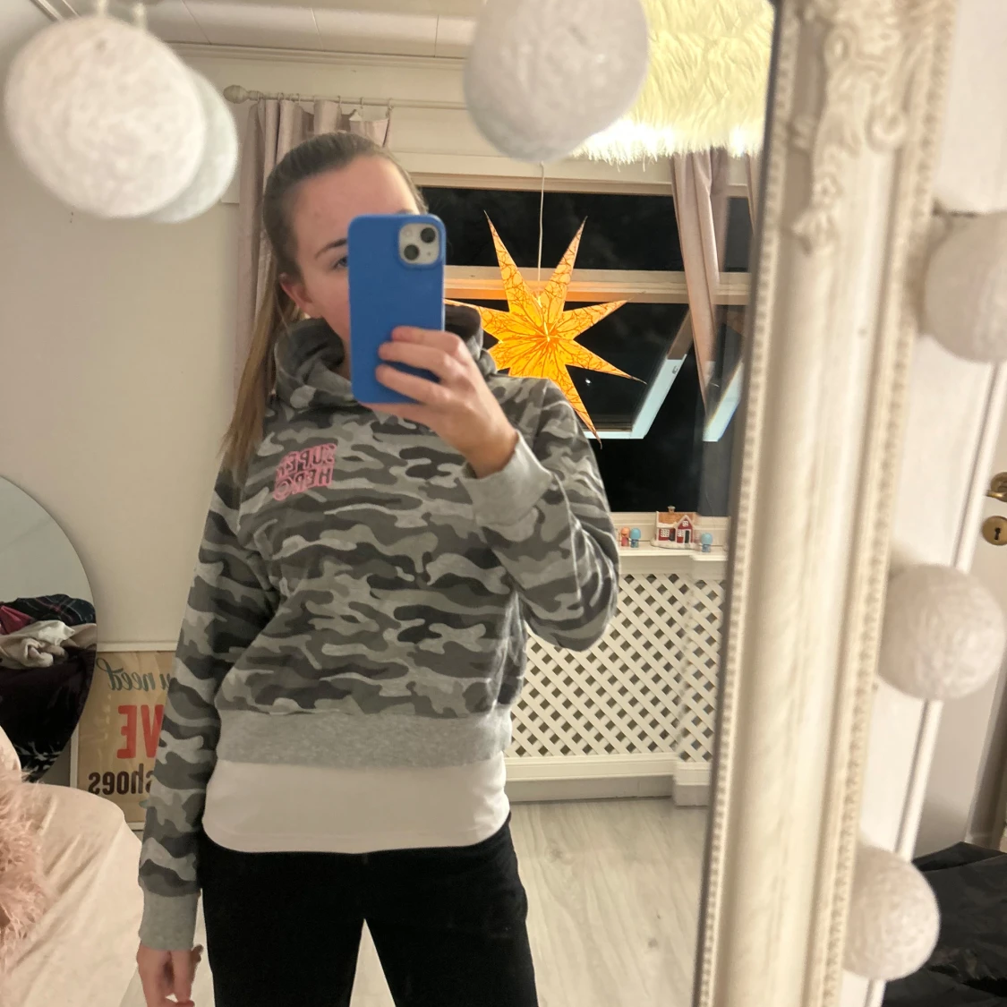 Grå camo hoodie med rosa text