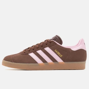 Bruna Adidas Gazelle med rosa detaljer - Så snygga bruna Adidas Gazelles med rosa ränder, nästan som nya 🩷 Säljer då jag har två par (Strl 37) 🎀 Köpta för 1249kr