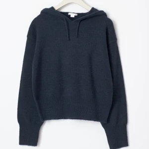 Mörkblå stickad hoodie - Säljer en mysig mörkblå hoodie med långa ärmar och en klassisk huva. Perfekt för kyliga dagar och avslappnade stunder. Passar bra till jeans eller leggings. Enbart använd cirka 1-2 gånger och därmed i väldigt fint skick! Köpt för 249kr. Storlek 170, vilket motsvarar cirka xs-s i vuxen storlek