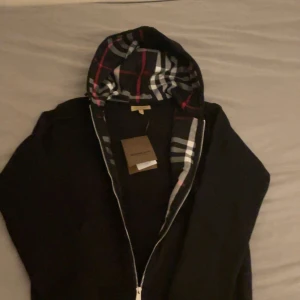 Burberry Hoodie  - Tjena säljer Burreburry zip, 10/10 och är bara testad en gång. Pris kan diskuteras vid snabba affärer, kontakta vid flera frågor 