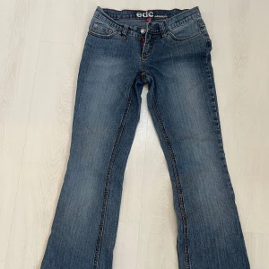 Blå jeans från EDC - Snygga blå jeans från EDC med bootcut-stil. De är tillverkade i stretchmaterial.