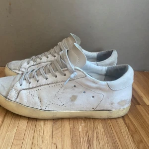 Golden Goose Superstar sneakers - Nypris:runt 4000kr ganska slitna på sulan man kan se på bilderna och läderbyxor är lite smutsiga 