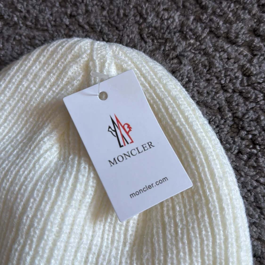 Vit ribbad mössa från Moncler - 2