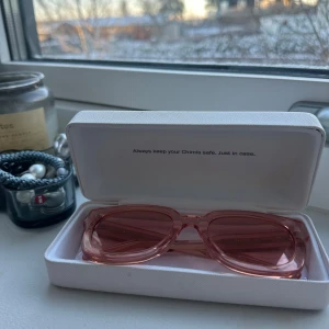 Rosa solglasögon från Chimi - Snygga rosa solglasögon från Chimi som knappt är använda. Putsduken är oöppnad och fodralet helt och rent!