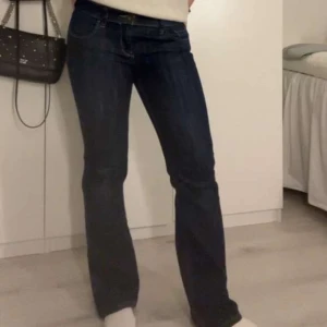 Lågmidjade jeans - Skit snygga Lågmidjade jeans, som ej används. De är i ett bra skick, inga skador. Storlek 27x32, modellen är 164 cm
