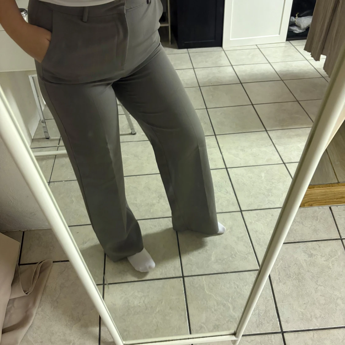 Grå kostymbyxor från ONLY - 90