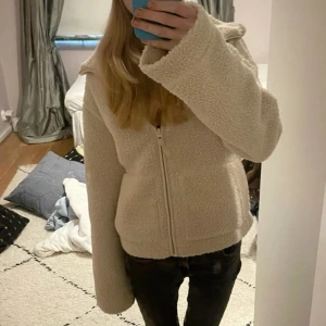 Teddy jacka - Säljer denna as snygga Teddy jackan ifrån hm, jätte bra skick och helt slutsåld, perfekt nu till hösten!💓💓