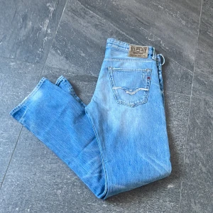 Blå jeans från Replay - Snygga blå jeans från Replay med klassisk femficksdesign och en bekväm passform. Perfekta för en avslappnad stil. Märkeslogga på bakfickan ger en extra touch.
