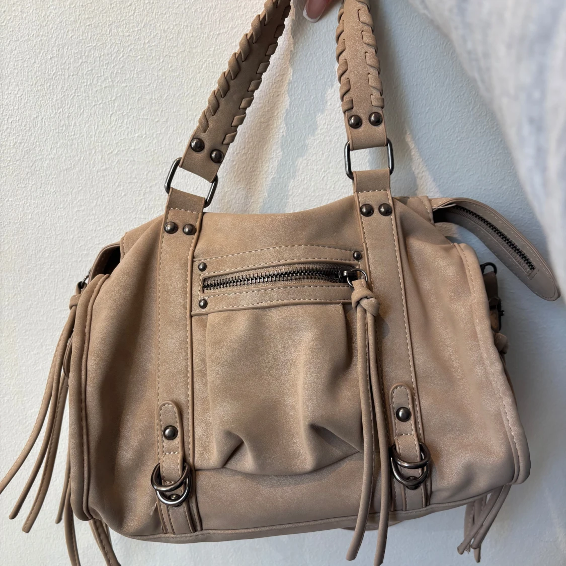 Beige axelväska med fransar