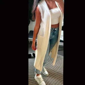 Kofta - Snygg och stilren vit lång stickad kofta utan ärmar🫶🏽🤍🤍🤍Perfekt till Sommaren