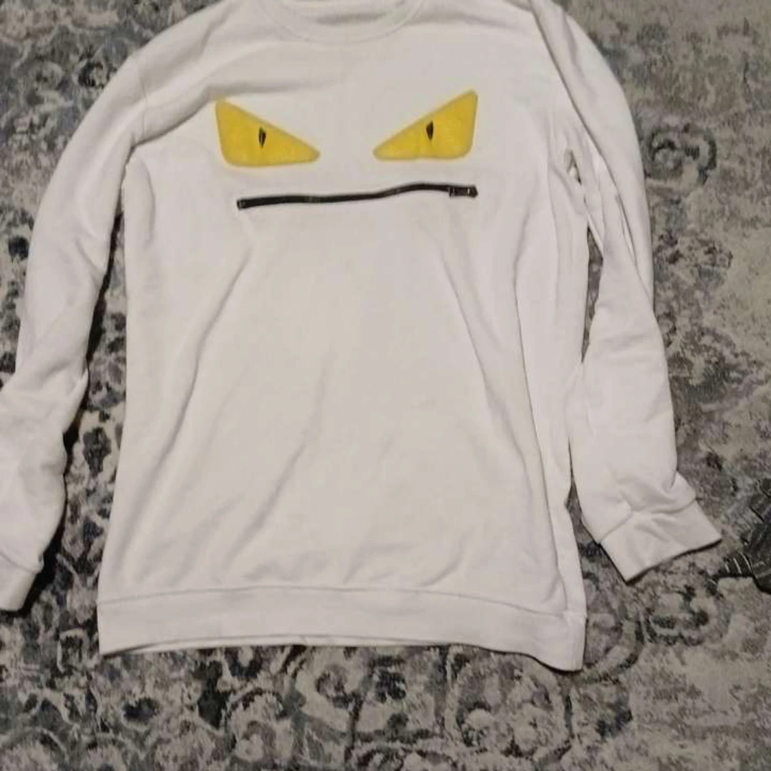 Vit tröja med gula ögon och dragkedja - 90