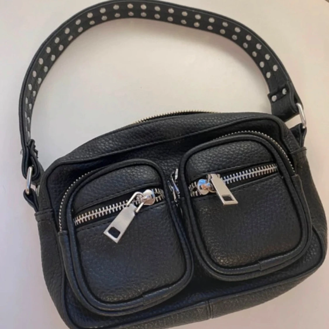 Svart axelväska från Noella