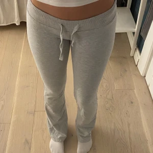 Mjukis byxor från Nelly  - Låg i midjan mjukisbyxor från Nelly i storlek s 