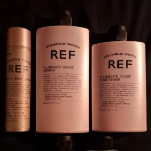 REF Stockholm Illuminate Colour Duo + Hold & Shine spray på köpet! - REF Stockholm Illuminate Colour Duo innehåller schampo och balsam med ekologisk acaiolja och stärkande quinoaprotein. Produkterna är sulfat- och parabenfria och skyddar färgat hår. Perfekt för att bevara färgens lyster och styrka. OBS! HOLD & SHINE SPRAY PÅ KÖPET! 🥰👌