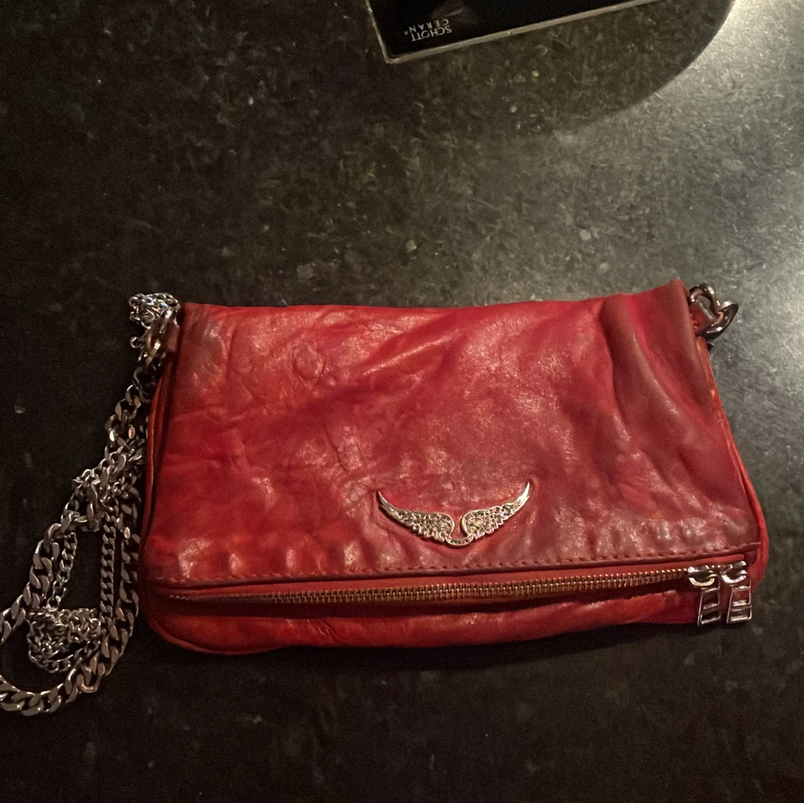 Röd axelväska med kedja