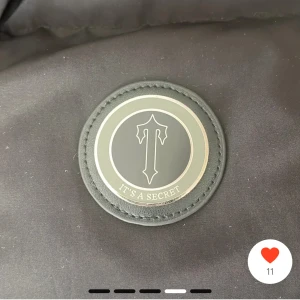 Svart pufferjacka från Trapstar - Trapstar jacka i svart, storlek S, är i väldigt väldigt bra skick nästan tillomed ny skick. Funkar jätte väl i kylan och håller värmen, har själv använt den i -18 -20 och e fortfarande varm me denna jacka