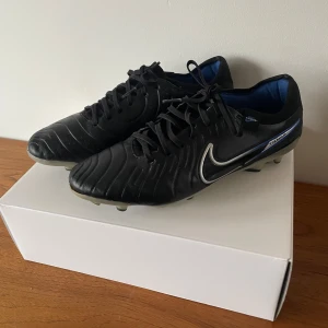 Nike Tiempo fotbollsskor med låda PRO  - Skorna är i bra skick och storlek 42. De kommer även i låda. Har tyvärr inte kvitto kvar. Skriv till mig för ytterligare frågor.