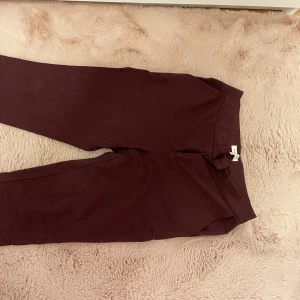 Vinröda byxor från Part Two - Snygga vinröda byxor från Part Two.  passar som 36-38. Använd två gånger 