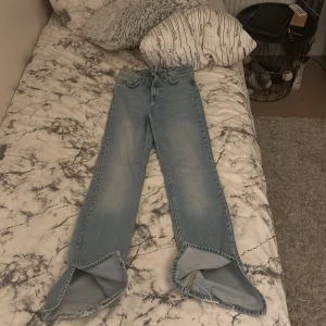 Blå jeans med slits bootcut med split ends  - Snygga blå jeans från 157 med slits vid bensluten. De har en klassisk femficksdesign och en ljus tvätt som ger en avslappnad look. Perfekta för en trendig stil.