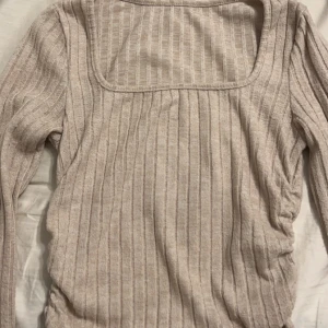 Beige ribbad tröja - Tröjan har en fyrkantig urringning. Den har använts några gånger och har ett mysigt material😍