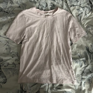 Gina tricot t-shirt - Säljer den här t-shirten från Gina tricot i storlek xs! 