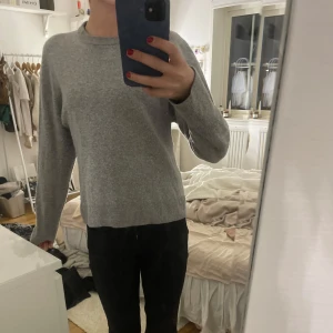 Grå stickad tröja - Säljer denna jättefina stickade tröja från Wera . Fint stickad material.