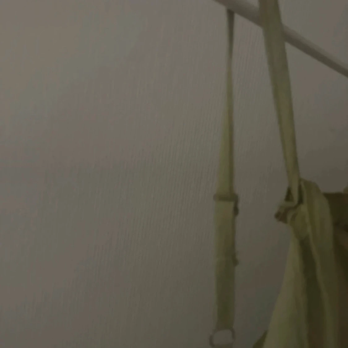 Olivgrön topp med volangdetaljer - 92