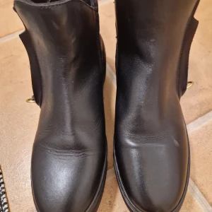 Svarta boots från Gant - Snygga svarta boots från Gant i skinn med och dragkedja på sidan. Perfekta för en stilren look.De är använda en gång . St.40 / 25.5 cm