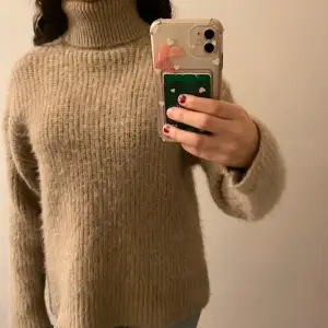Mysig beige stickad polotröja med långa ärmar. Perfekt för kalla dagar. Jättefin och bekväm tröja! Det är mina bilder!!