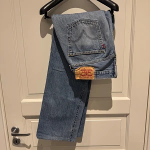 Vintage Levis 501 - Ett par Levis 501 i en finish som inte går att få tag på. ”Wash blue denim” ish. Från tidigt 2000-tal i toppen skick. Storlek 36/34, men passar 34/32 skulle ja säga.
