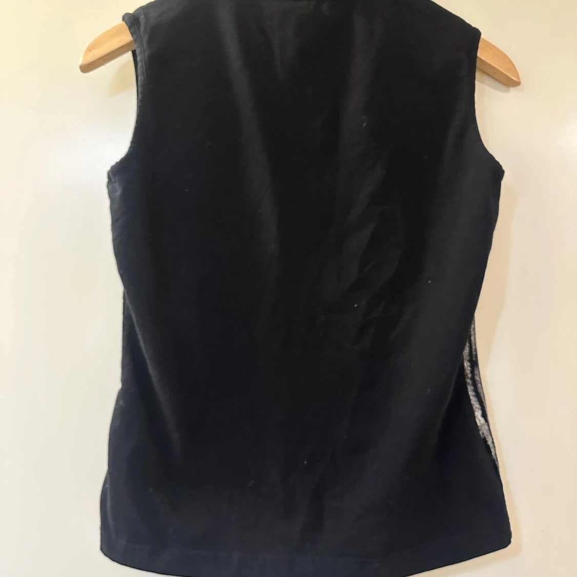 Svart ärmlös polotopp med silvermönster - 90