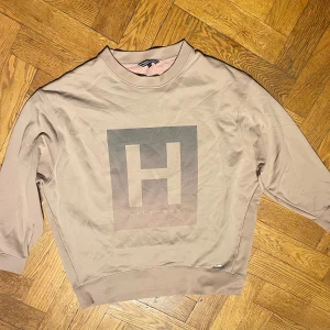 Beige sweatshirt från Tommy Hilfiger - Tommy Hilfiger tröja i stl S i fint skick