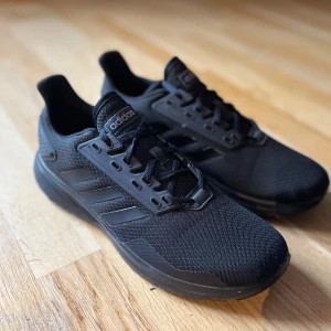 Svarta sneakers från Adidas - Snygga svarta sneakers från Adidas. Knappt använda. Perfekta för både träning och vardag.