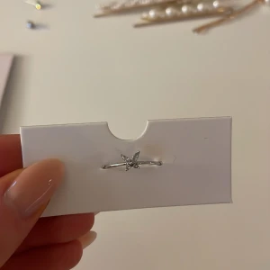 Justerbar silverring med diamantfjäril  - Söt silverring som är justerbar. Aldrig använd💕