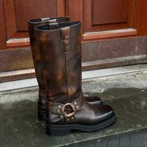 Pavement boots - Säljer nu dessa supersnygga boots från pavement. Trendig brun vintage färg. Säljer då de inte kommer till användning tyvärr. I nyskick då de bara använts fåtal gånger. Lätt att klä upp och ner! Pris går att diskutera. Original pris 3290kr 🥰