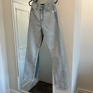 Ljusblå jeans - Ljusblå jeans med hög midja. De har en rak passform och är från ginatricot o storlek 34, som nya använda en gång
