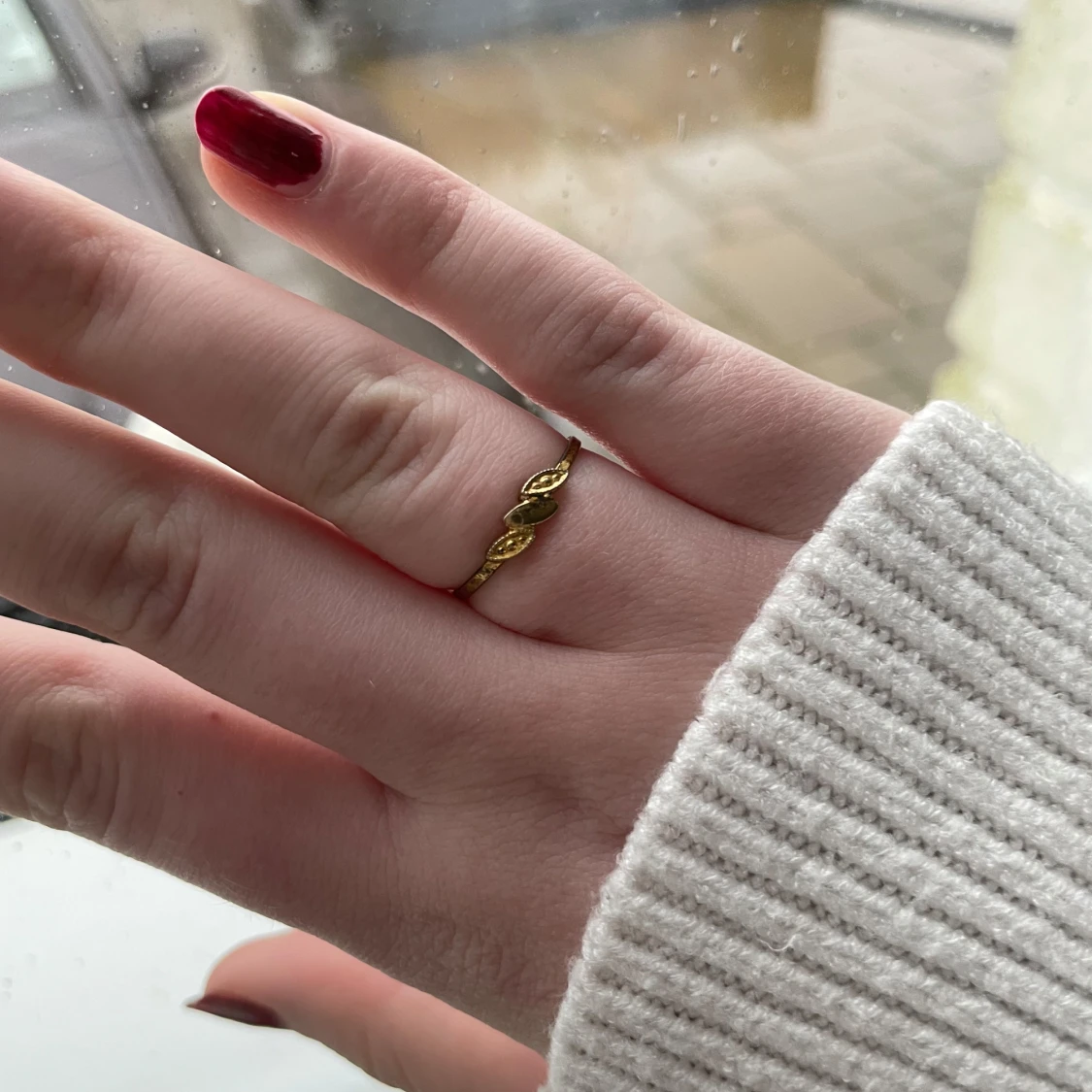 Guldfärgad ring med lövmönster - 90