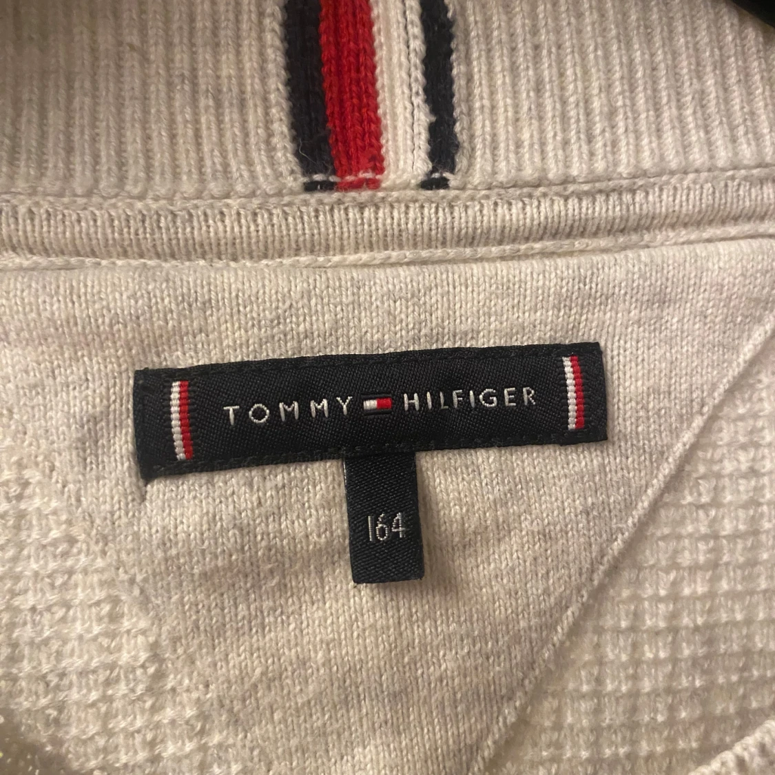 Vit stickad tröja från Tommy Hilfiger - 92